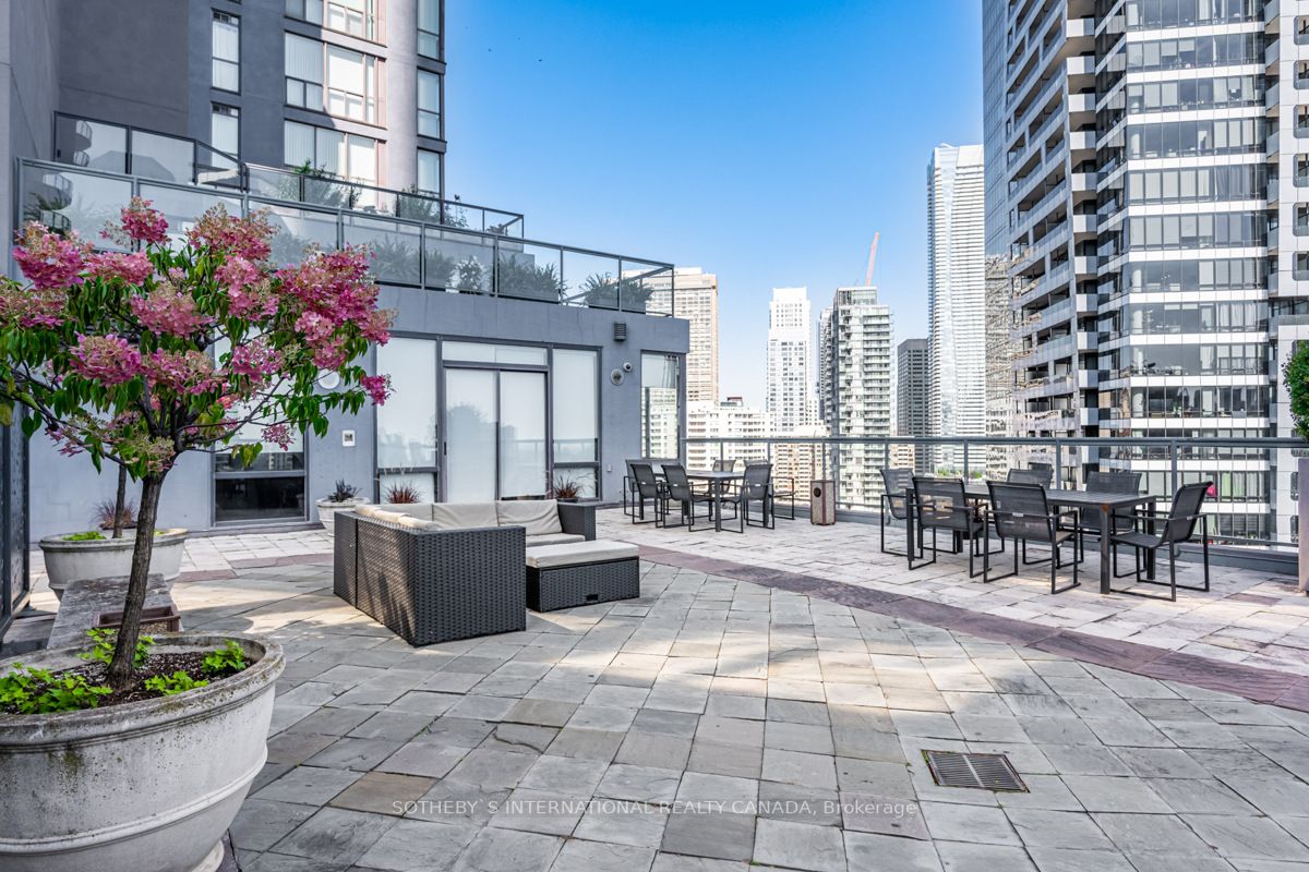 24 Wellesley St W, #2214