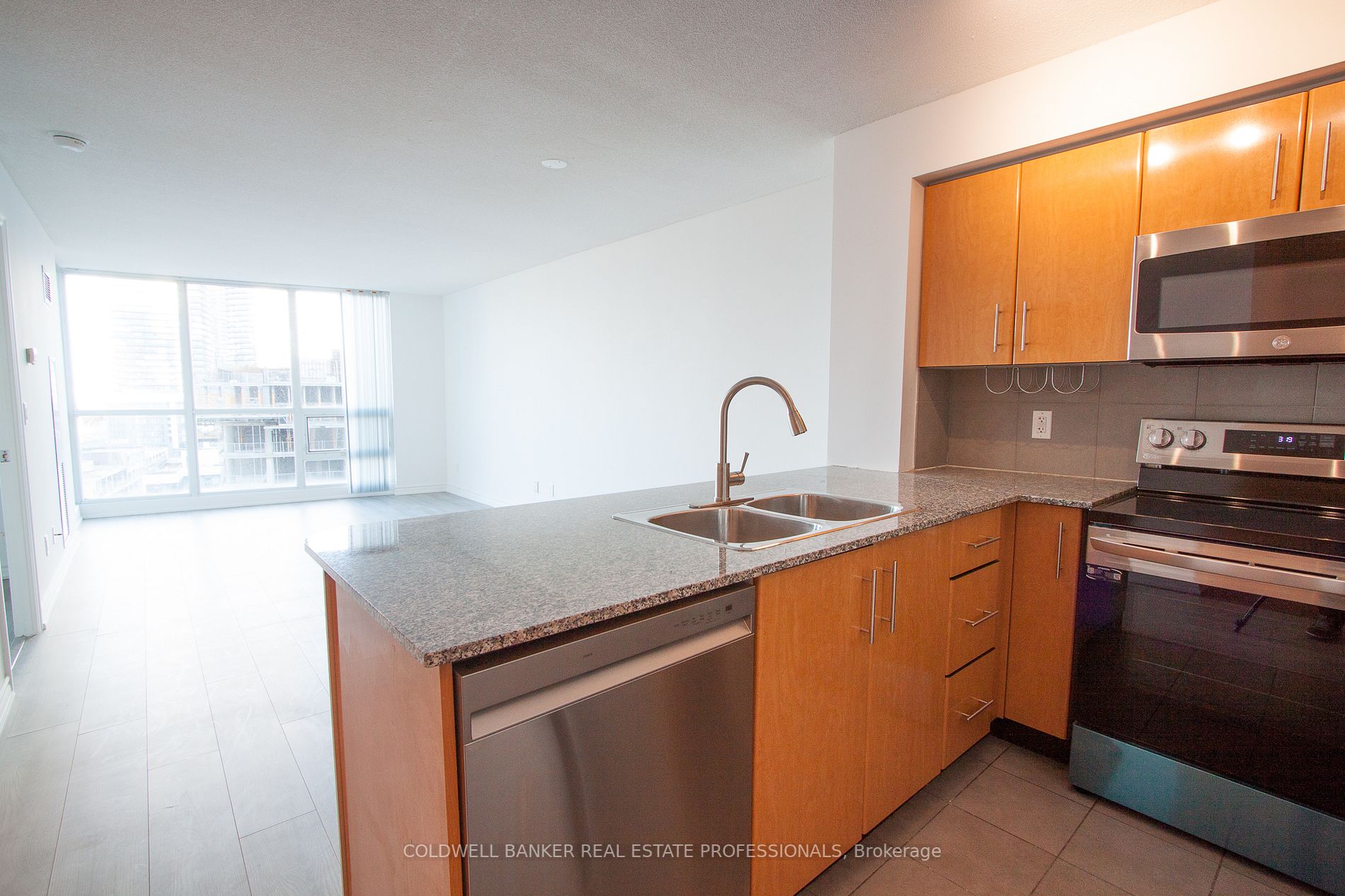 16 Yonge St, #1508