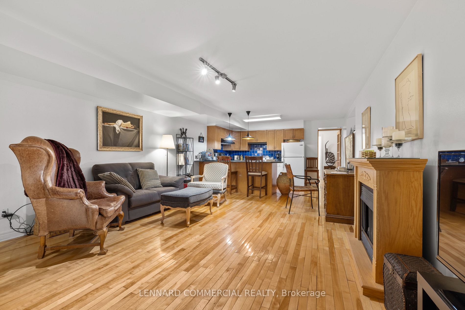 883 Avenue Rd