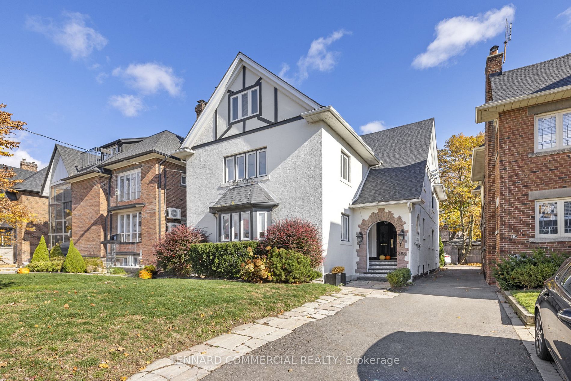 883 Avenue Rd