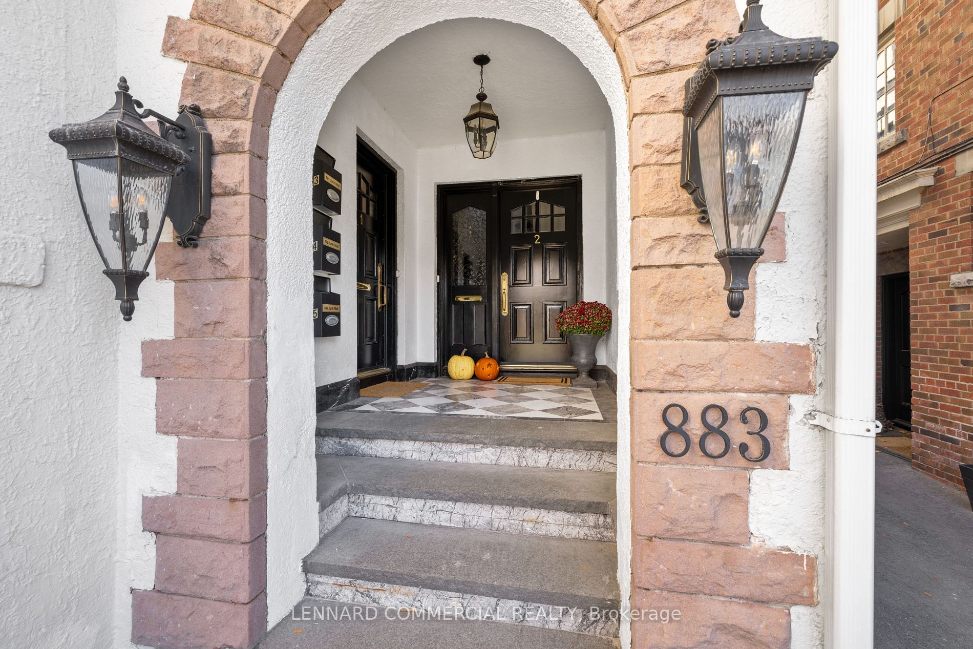 883 Avenue Rd