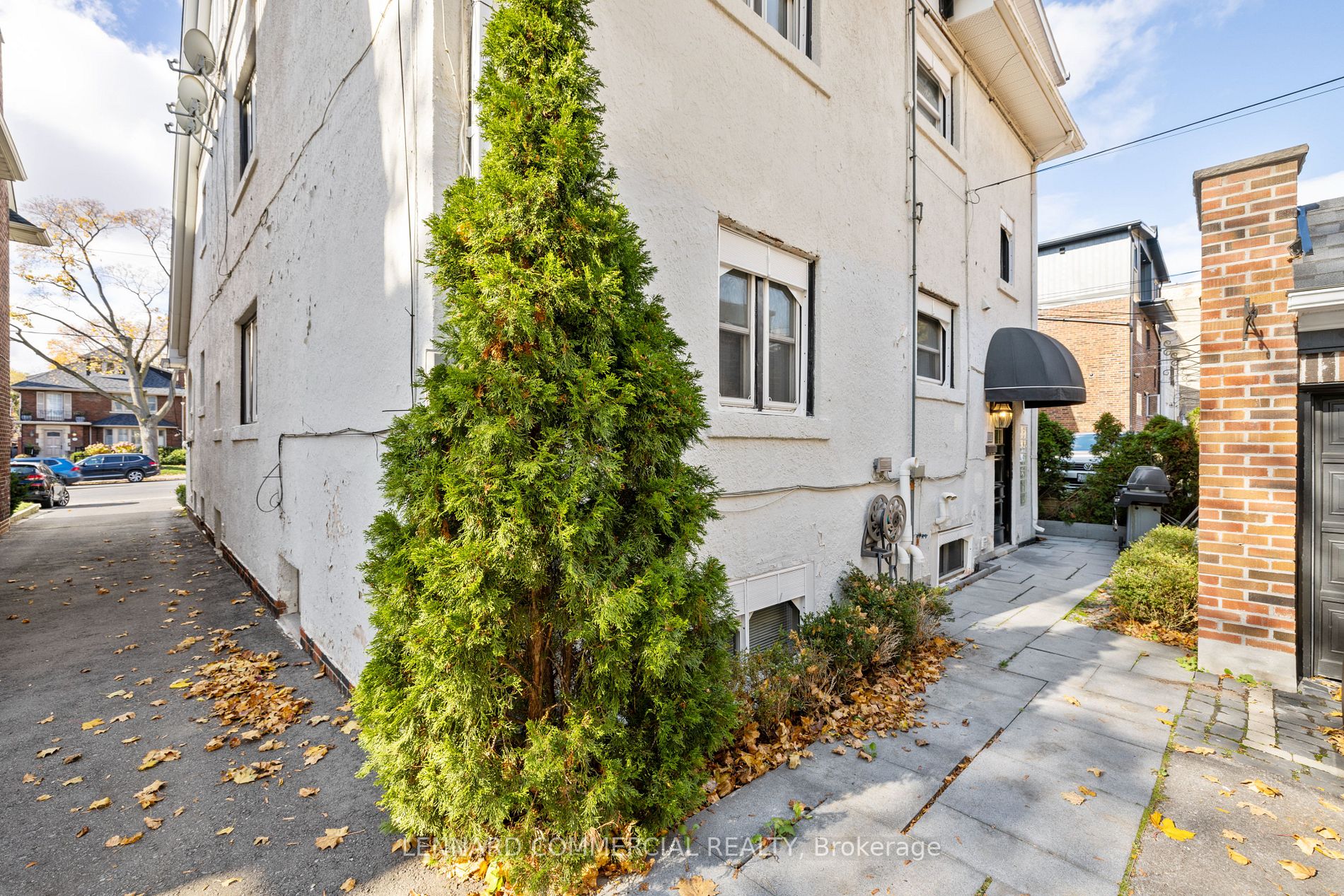 883 Avenue Rd