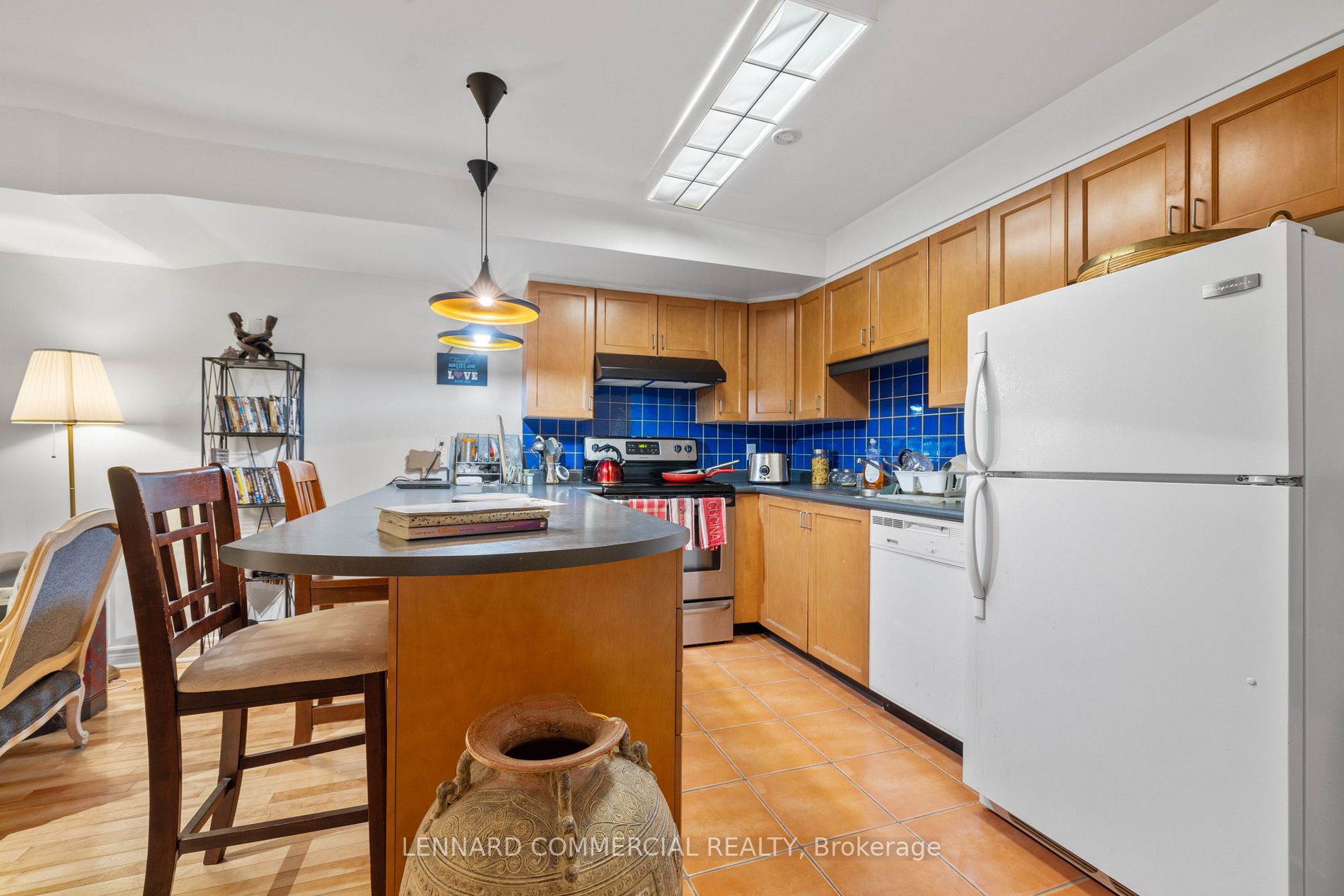 883 Avenue Rd
