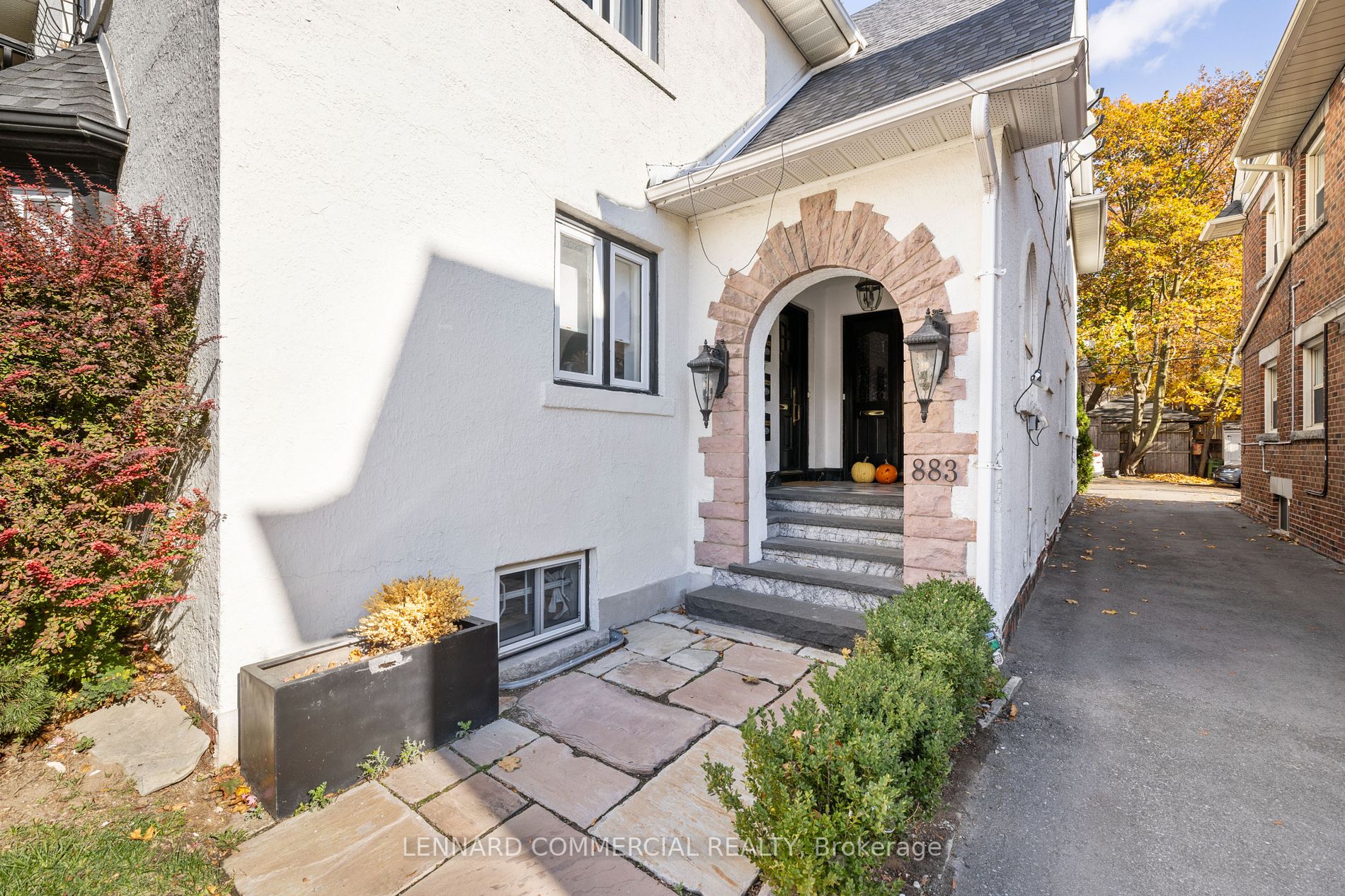 883 Avenue Rd