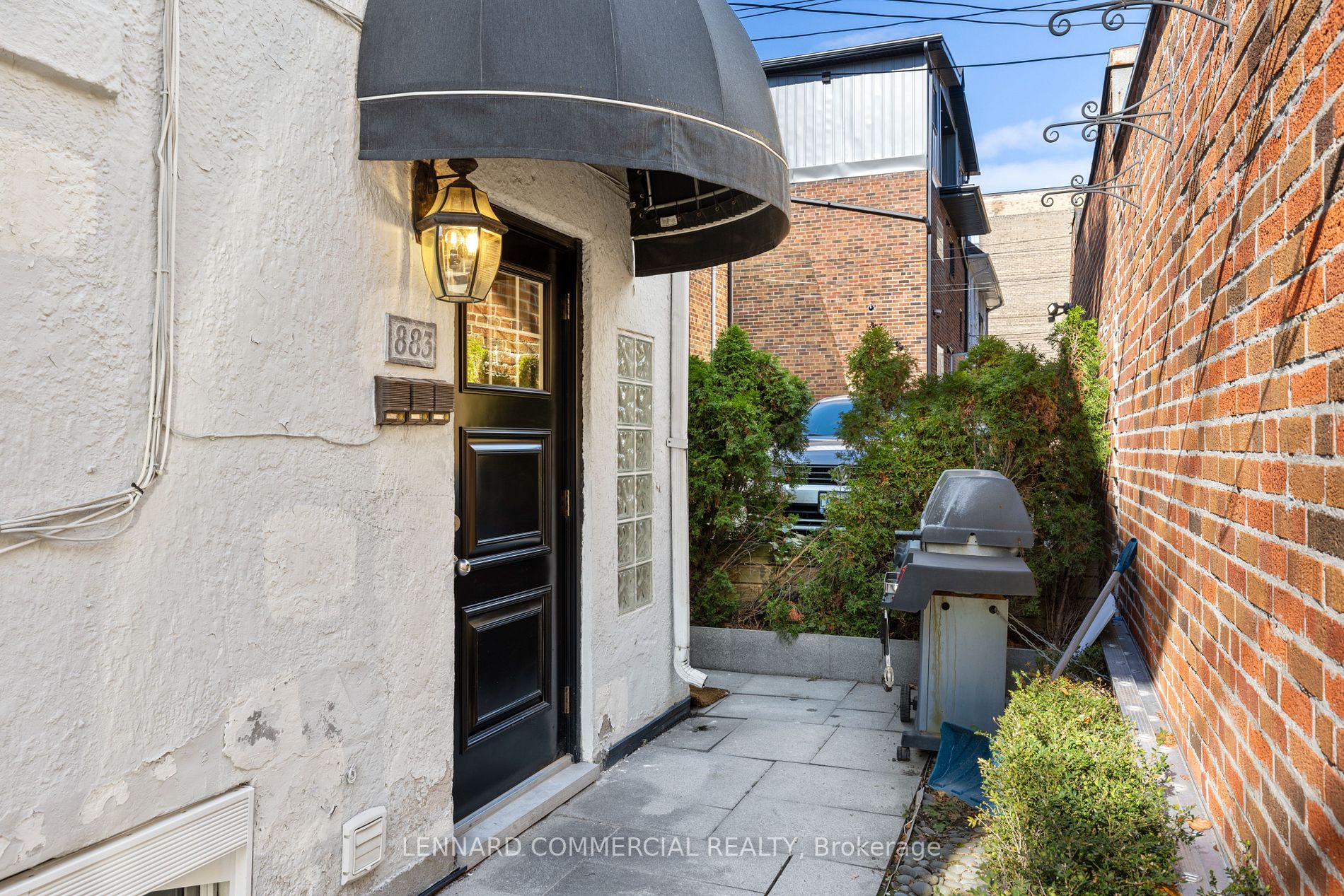 883 Avenue Road