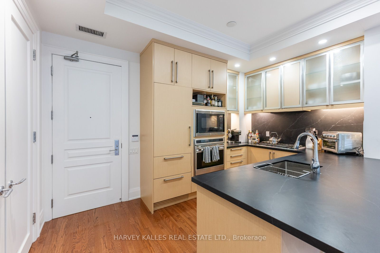 100 Yorkville Ave, #204