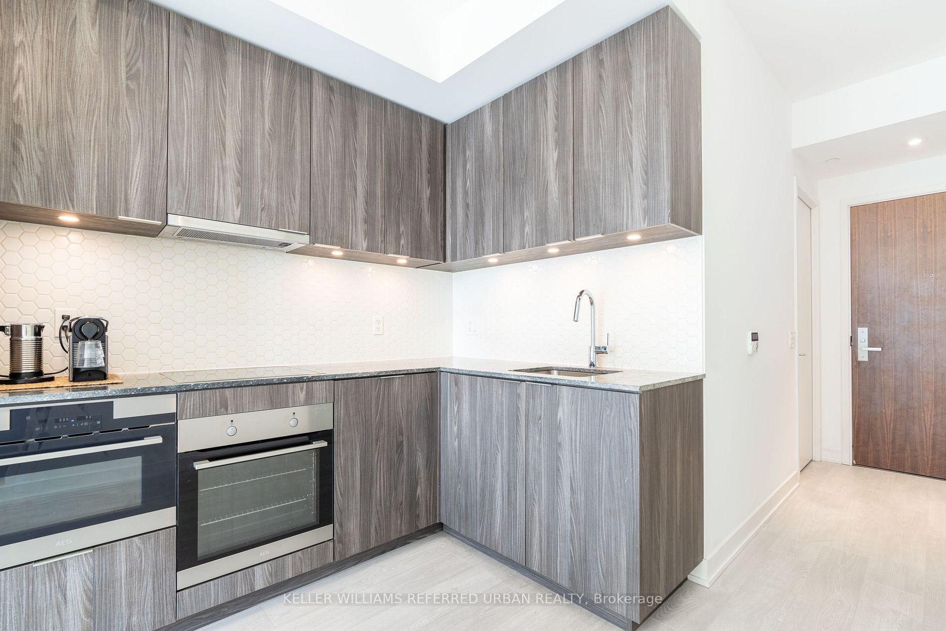 15 Queens Quay E, #712