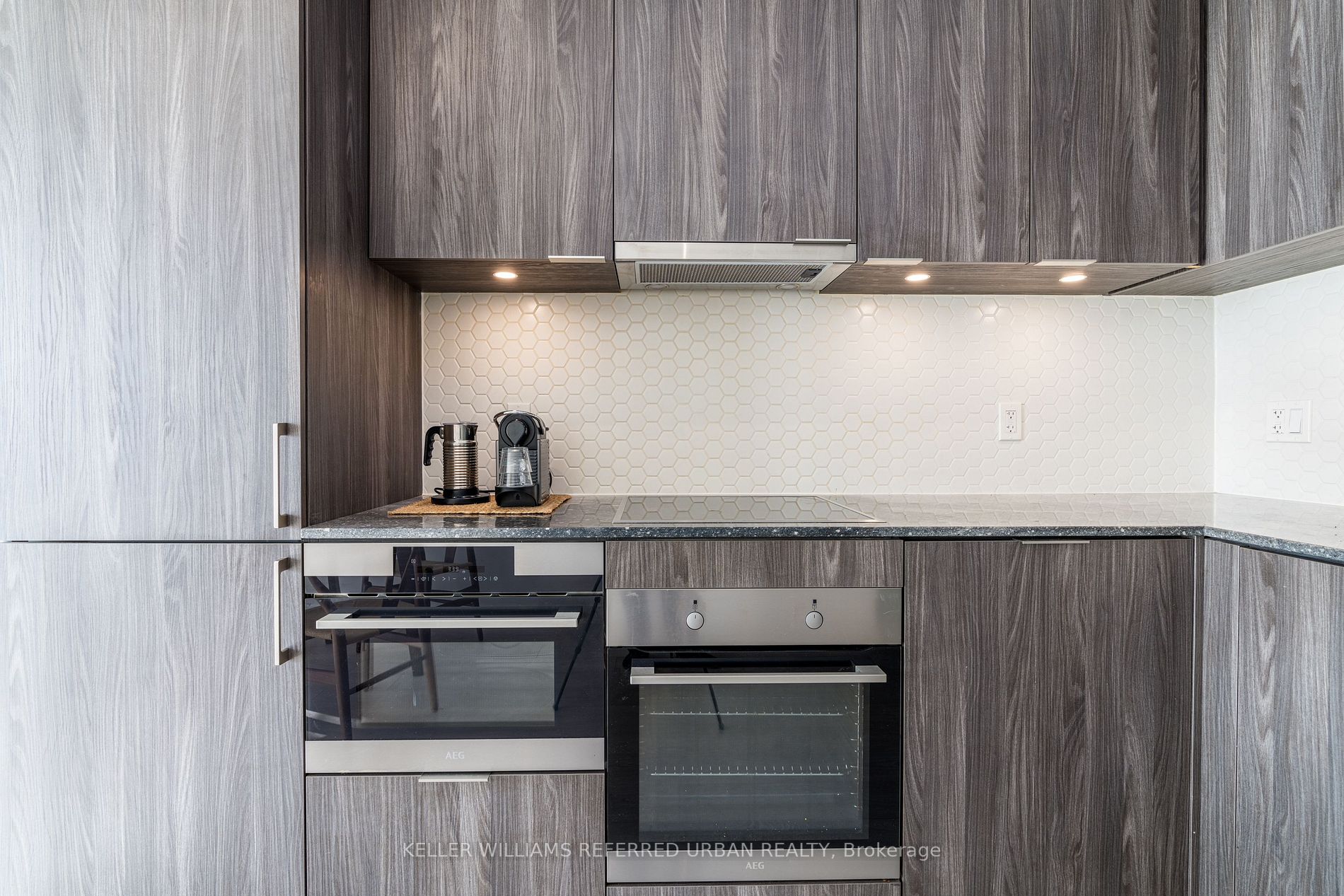 15 Queens Quay E, #712