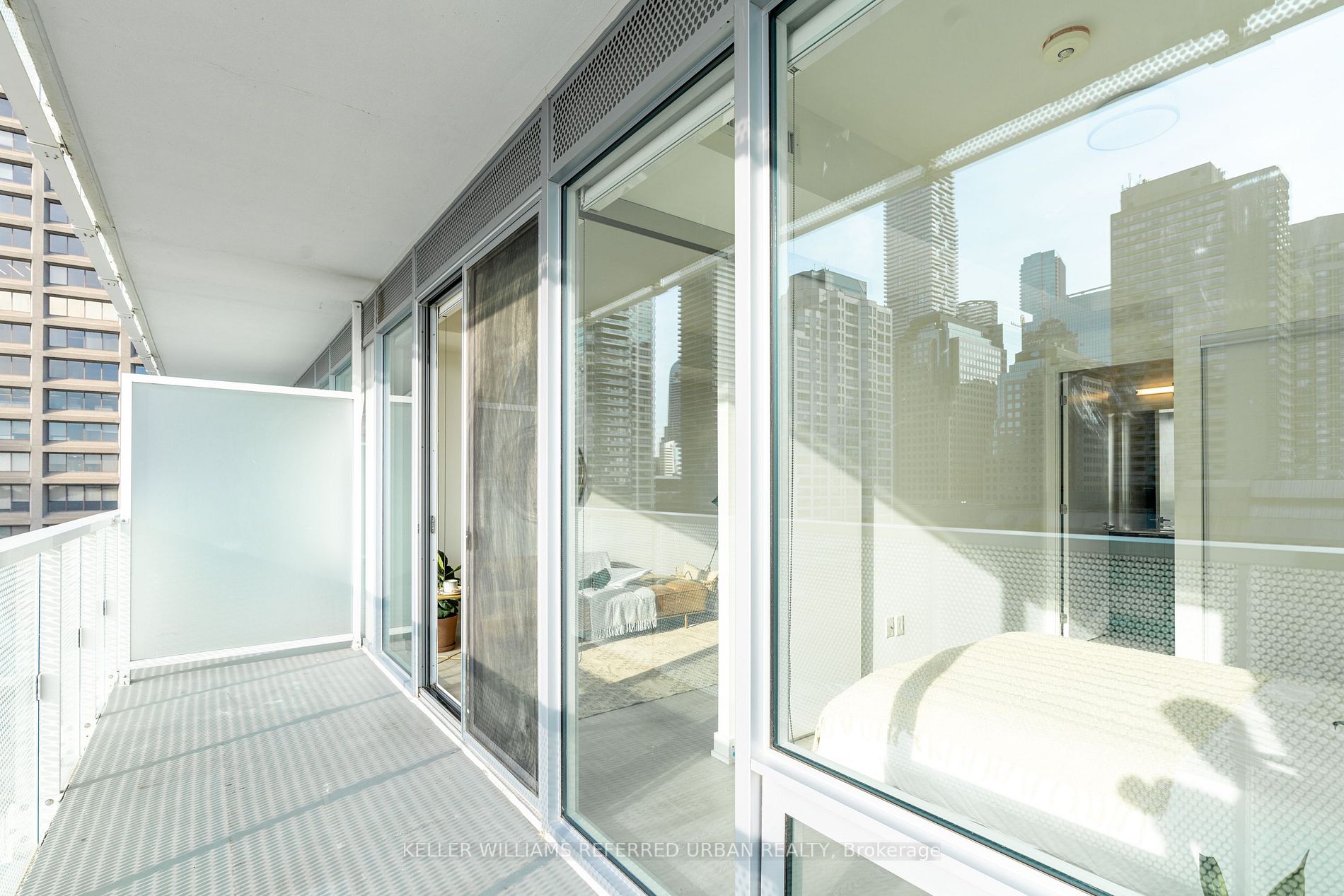15 Queens Quay E, #712