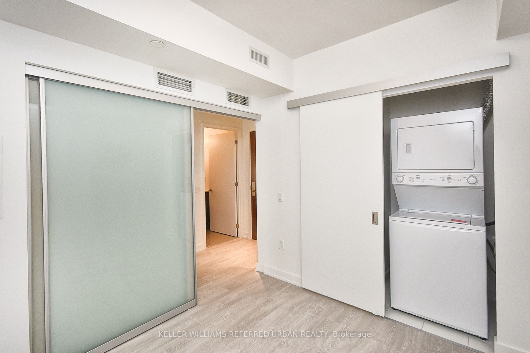 15 Queens Quay E, #712