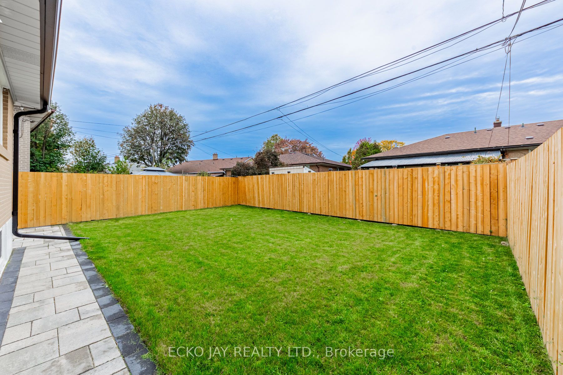 111 Baltray Cres