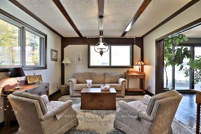 48 Forest Grove Dr