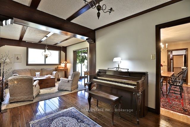 48 Forest Grove Dr