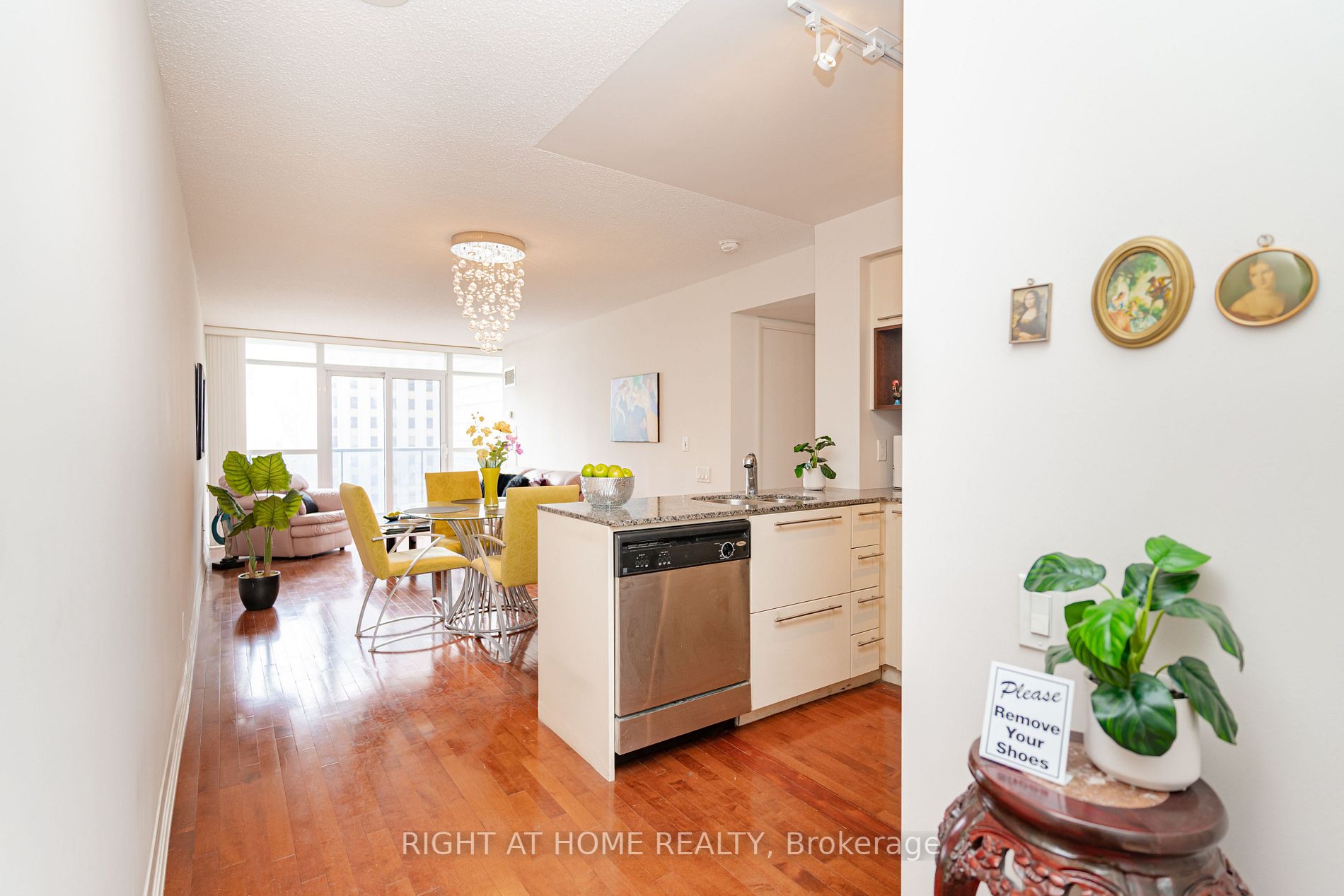 21 Carlton St, #1010