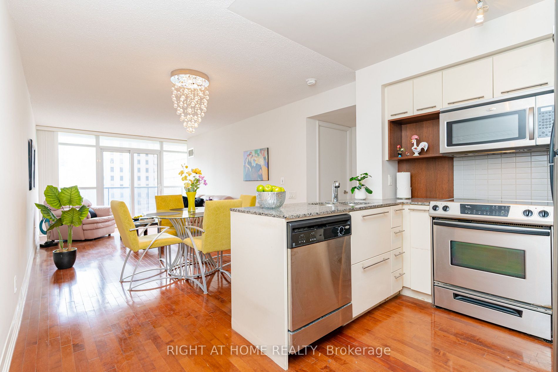 21 Carlton St, #1010