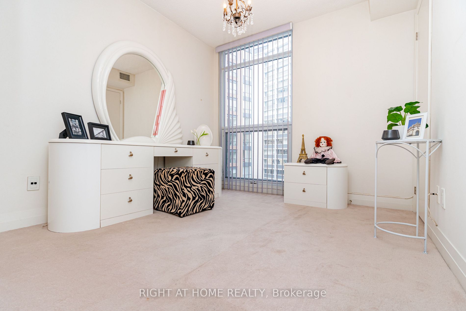 21 Carlton St, #1010