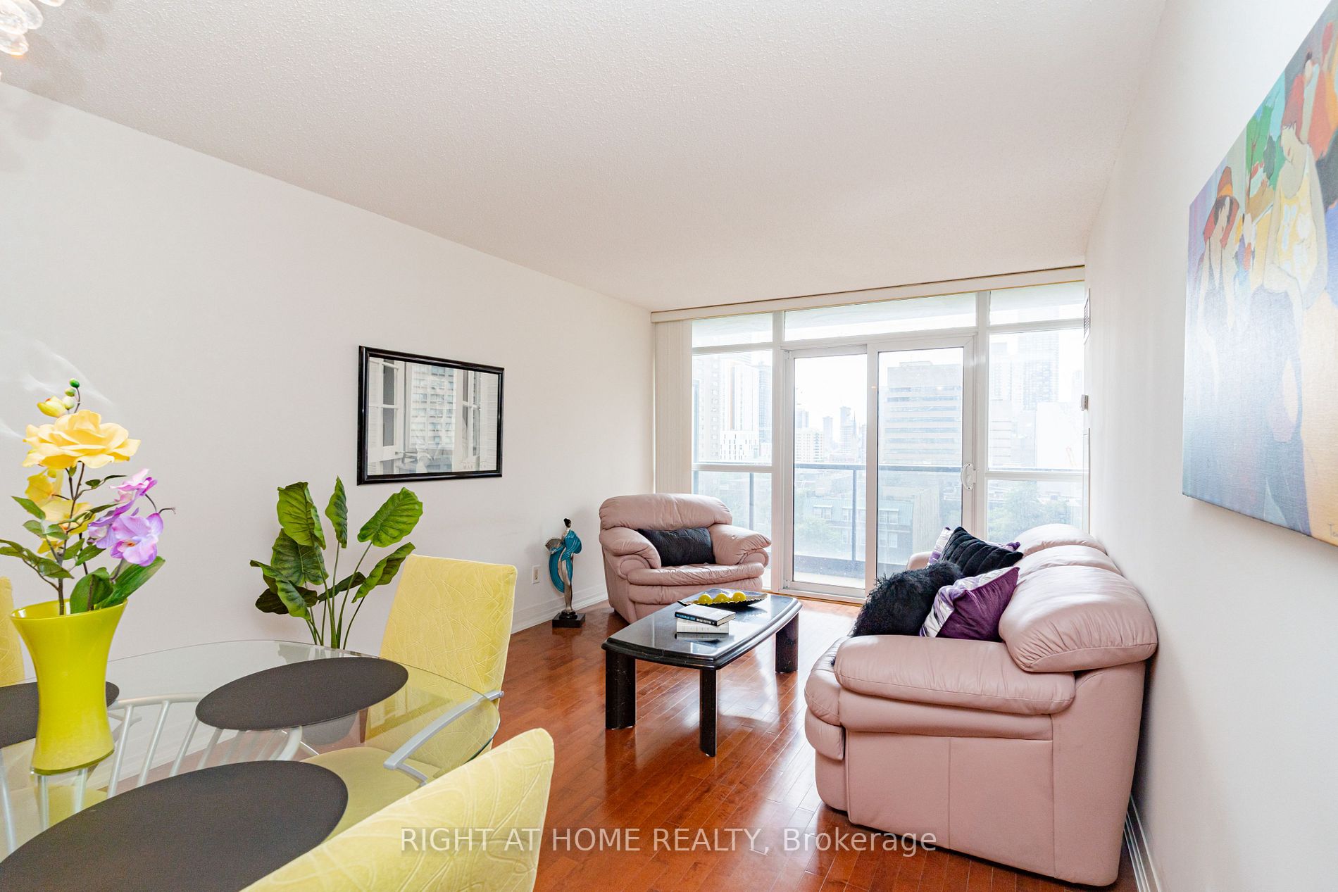 21 Carlton St, #1010