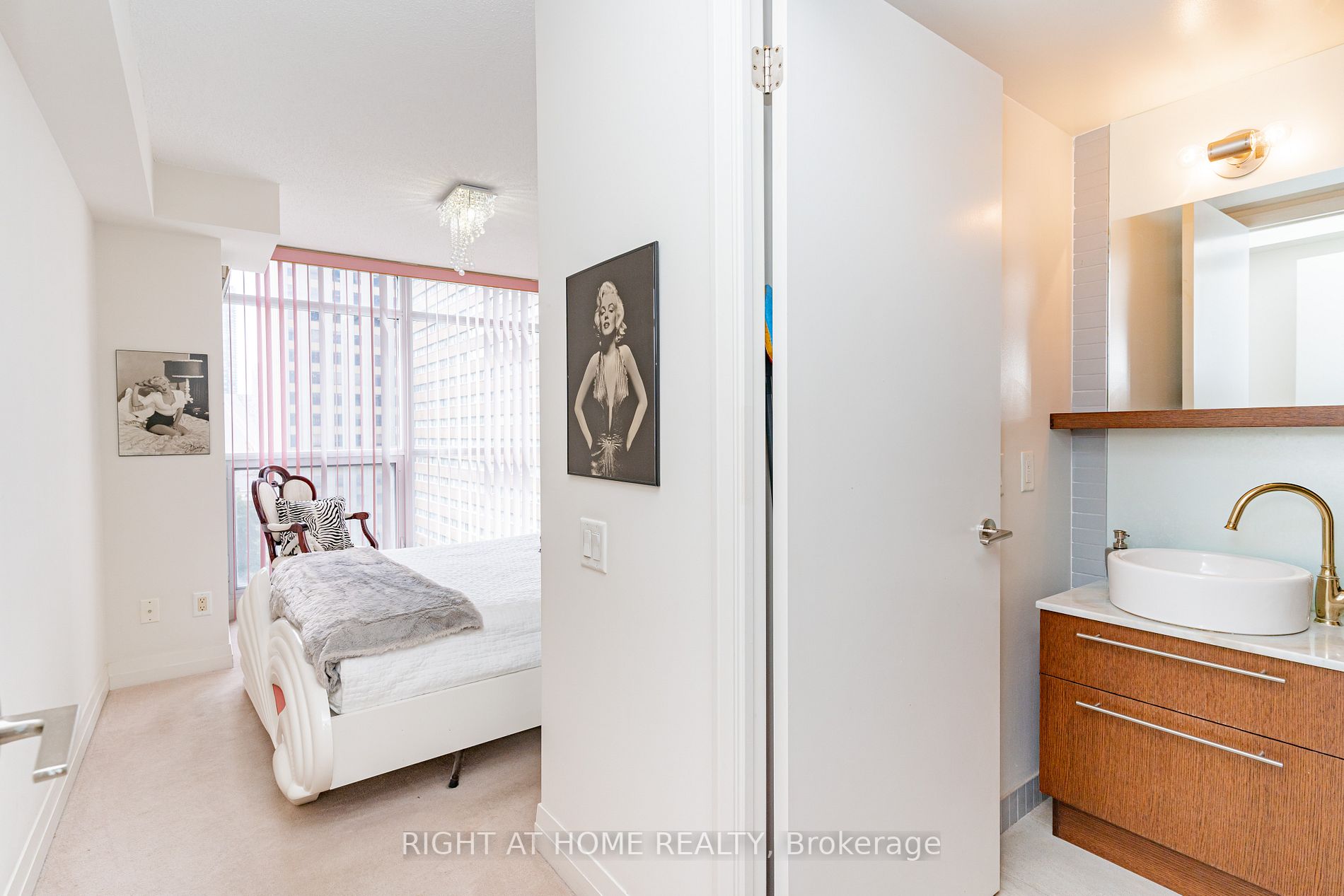 21 Carlton St, #1010