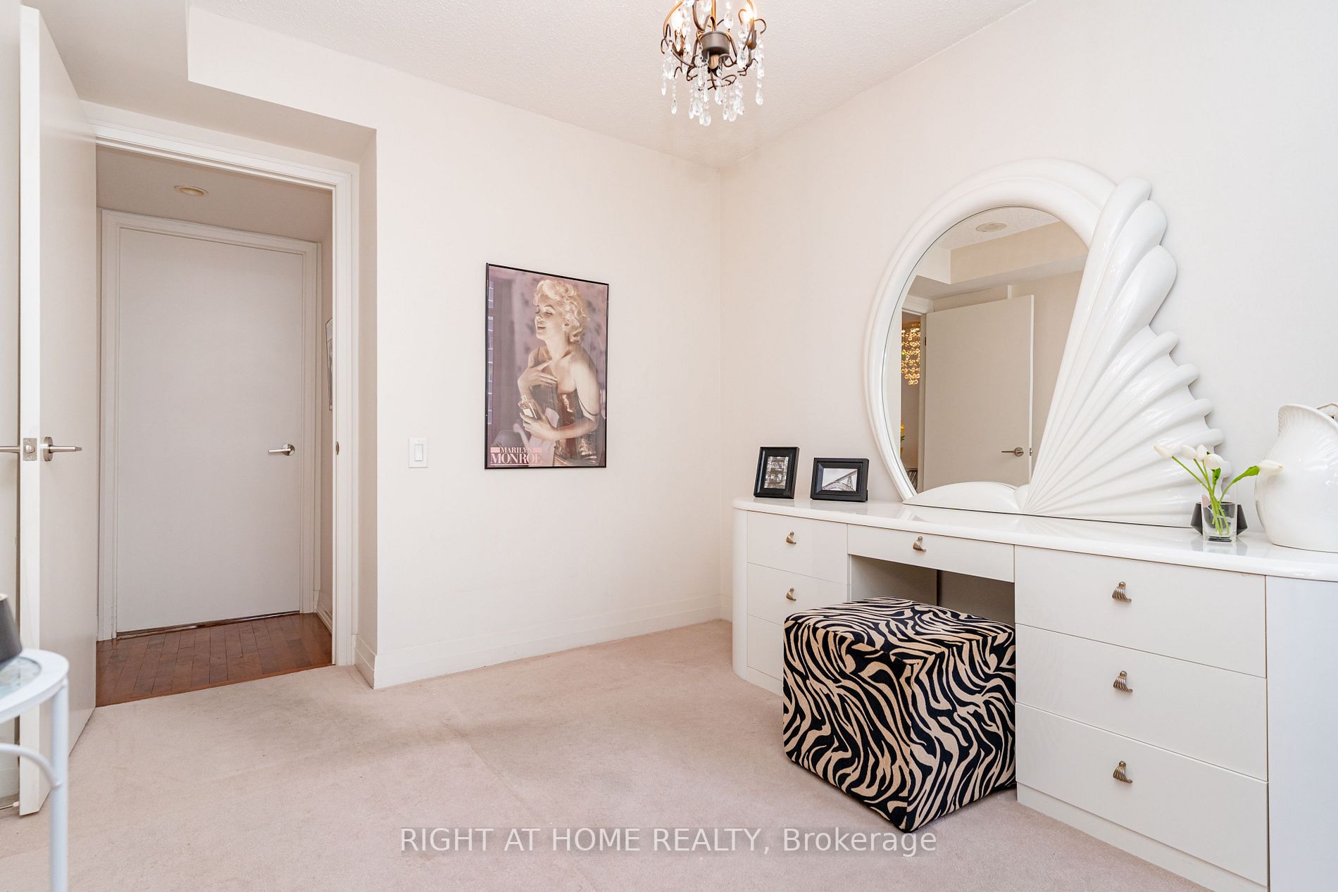 21 Carlton St, #1010