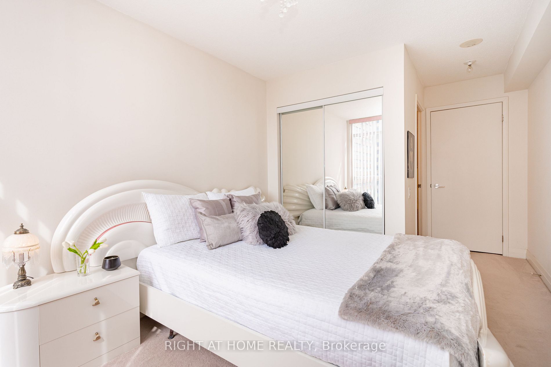 21 Carlton St, #1010