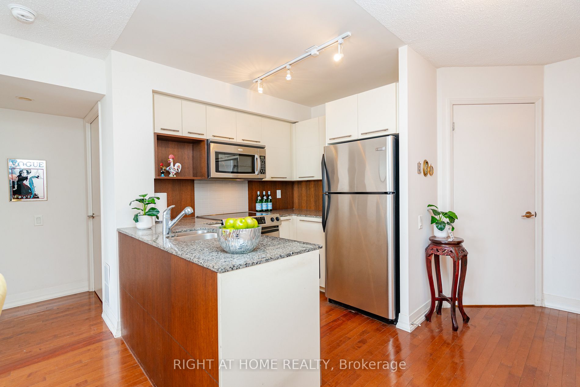 21 Carlton St, #1010