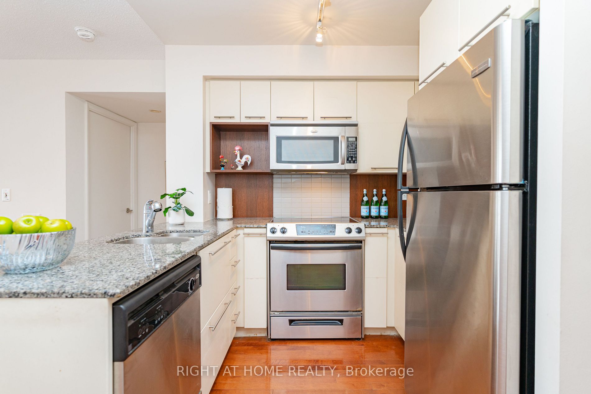 21 Carlton St, #1010