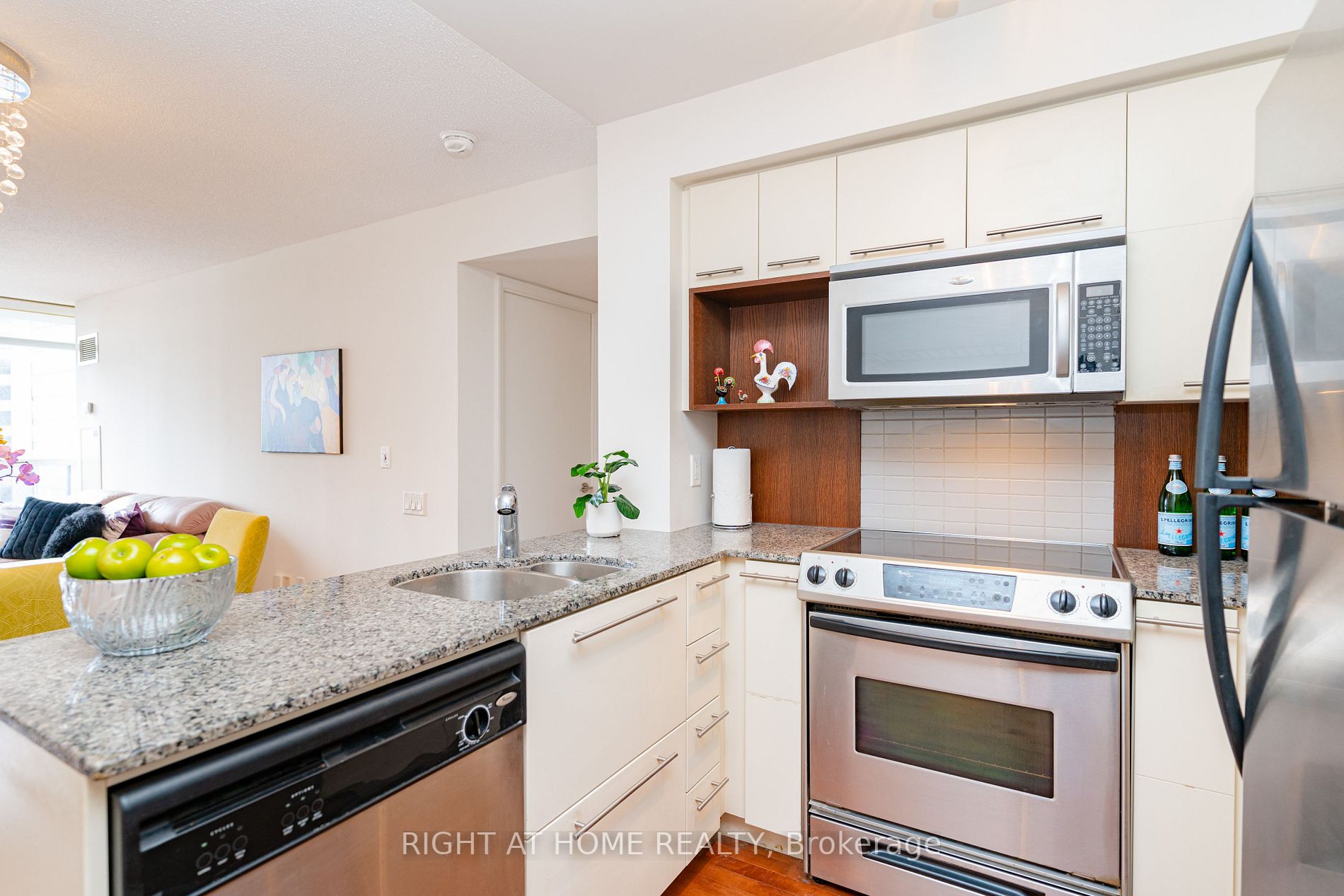 21 Carlton St, #1010