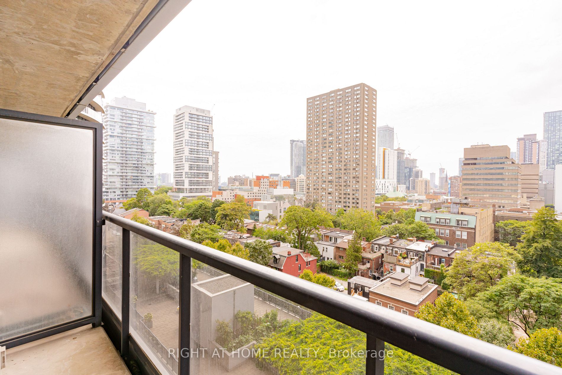 21 Carlton St, #1010
