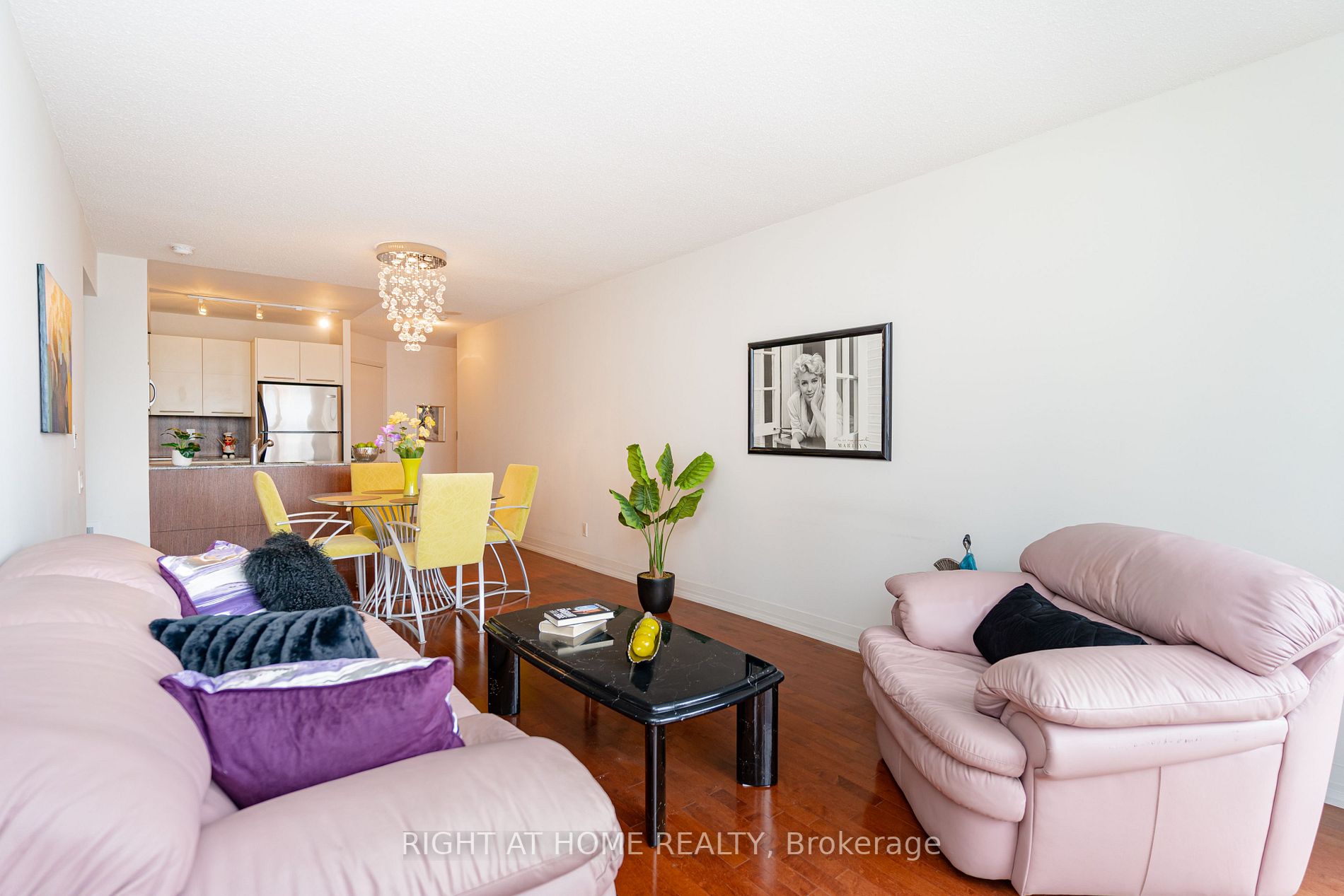 21 Carlton St, #1010
