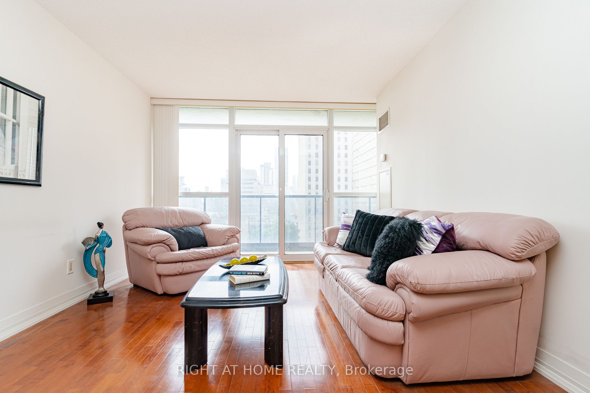 21 Carlton St, #1010