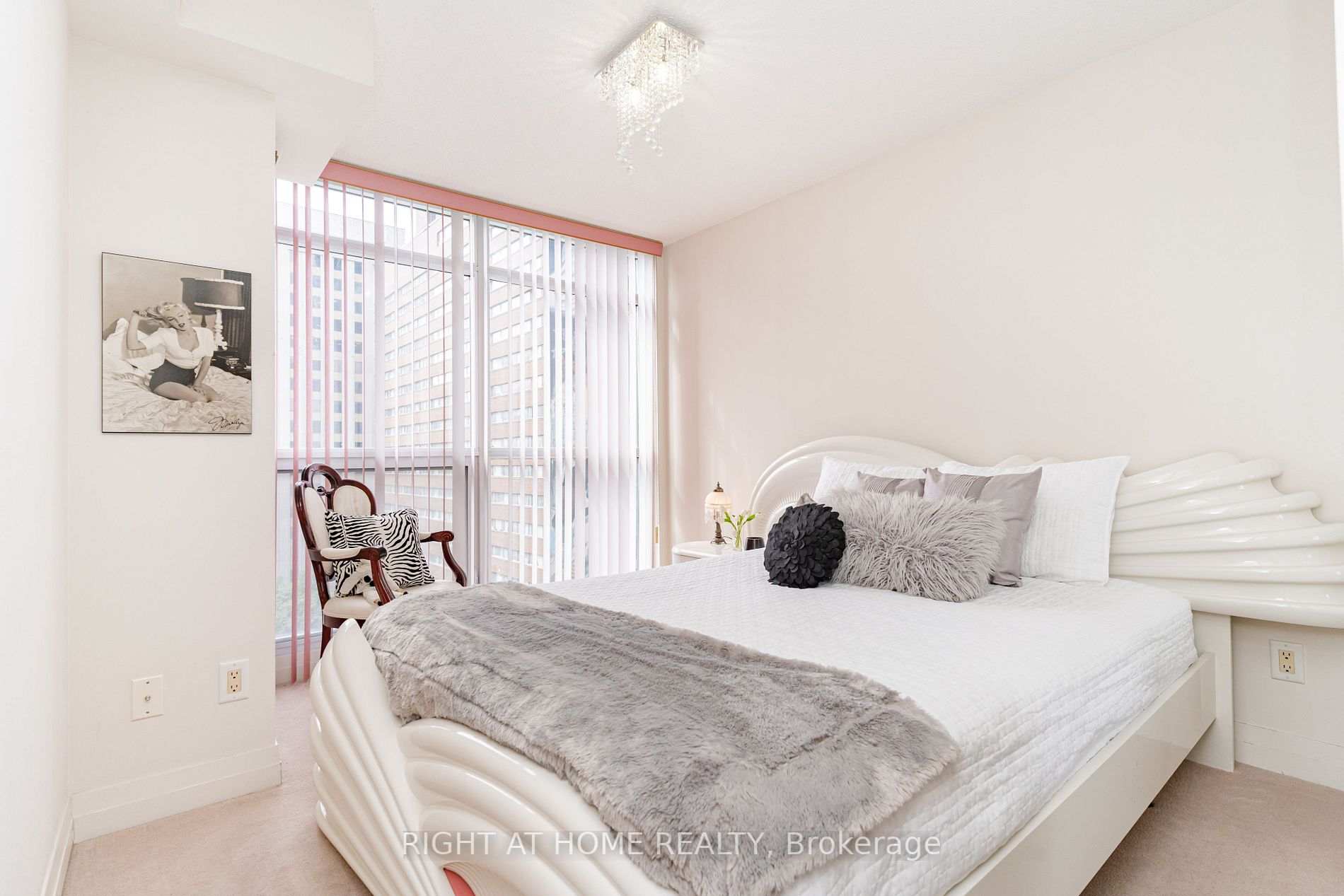 21 Carlton St, #1010