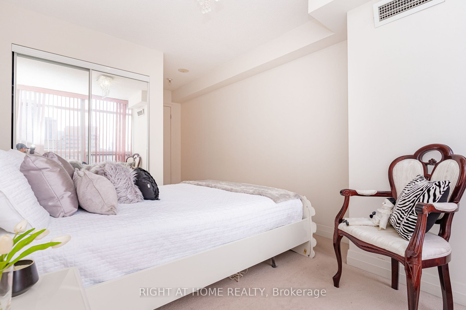21 Carlton St, #1010