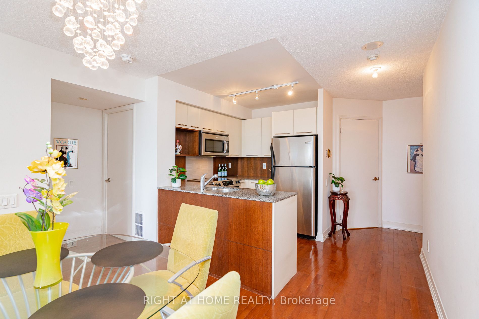 21 Carlton St, #1010