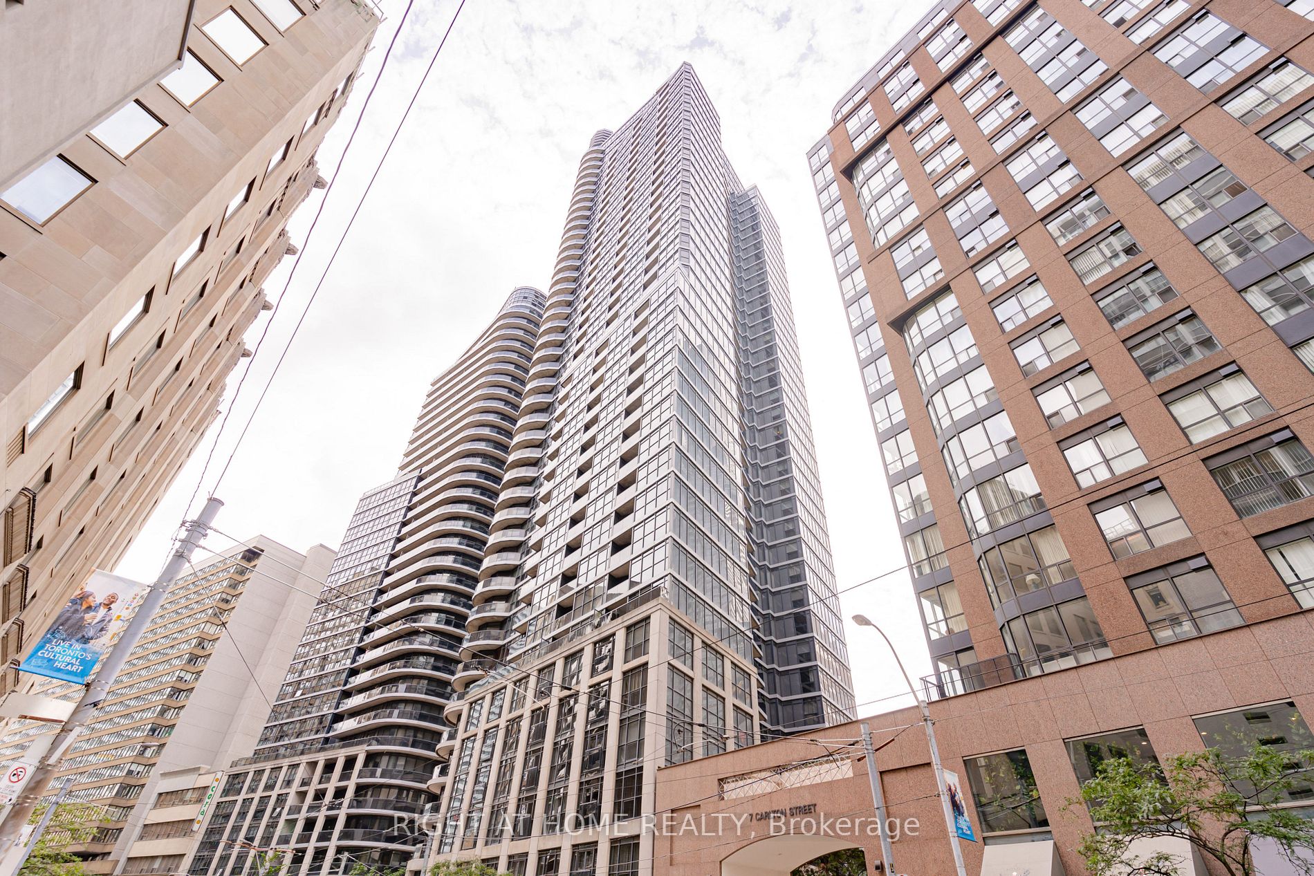 21 Carlton St, #1010
