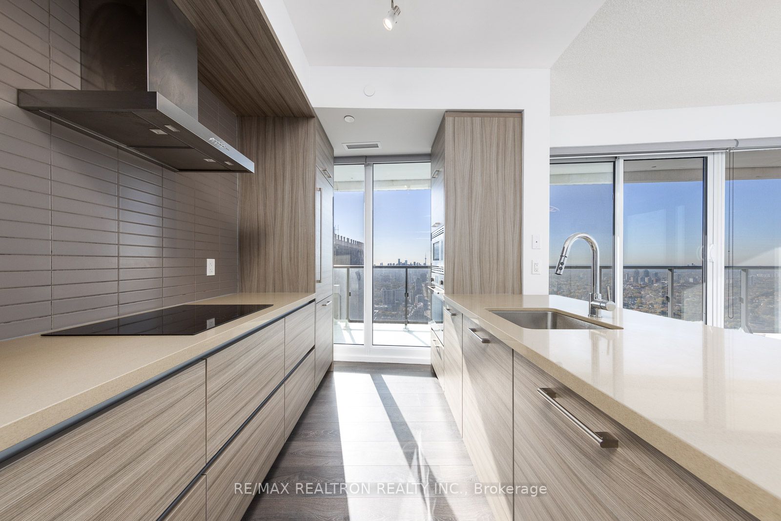 2221 Yonge St, #5008