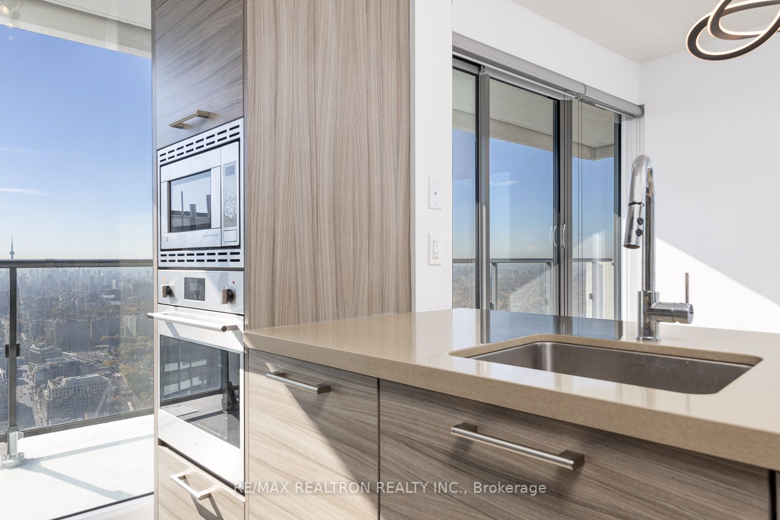 2221 Yonge St, #5008
