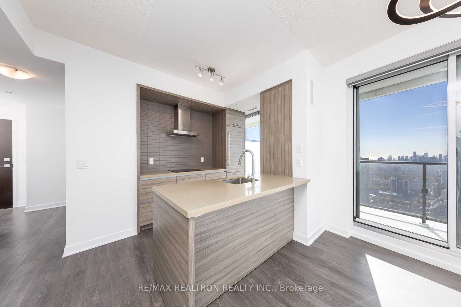 2221 Yonge St, #5008