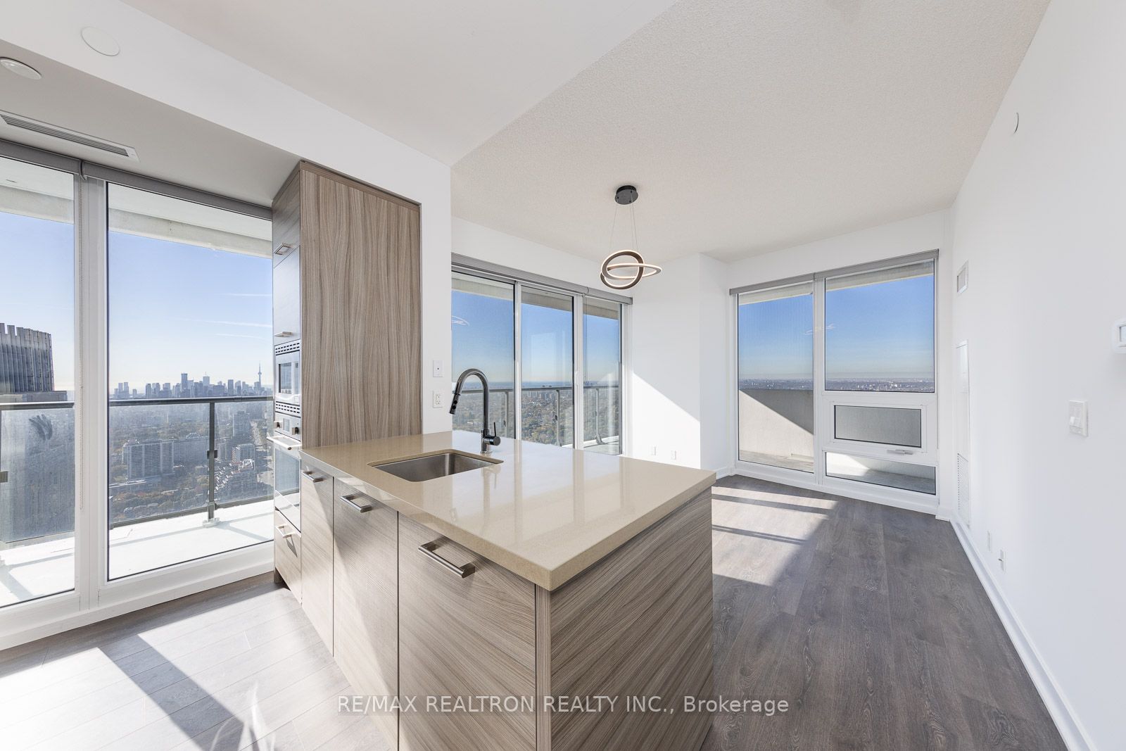 2221 Yonge St, #5008