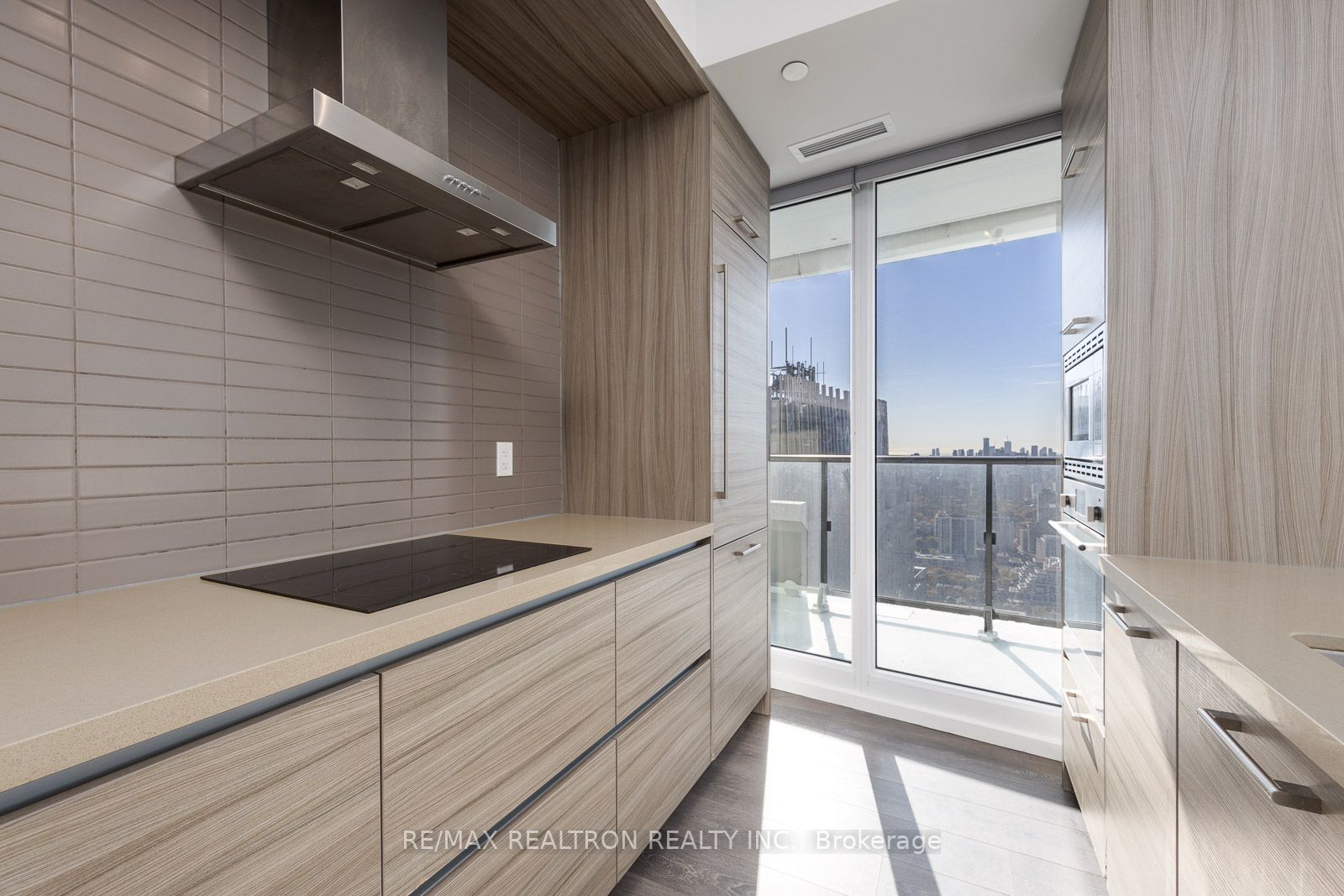 2221 Yonge St, #5008
