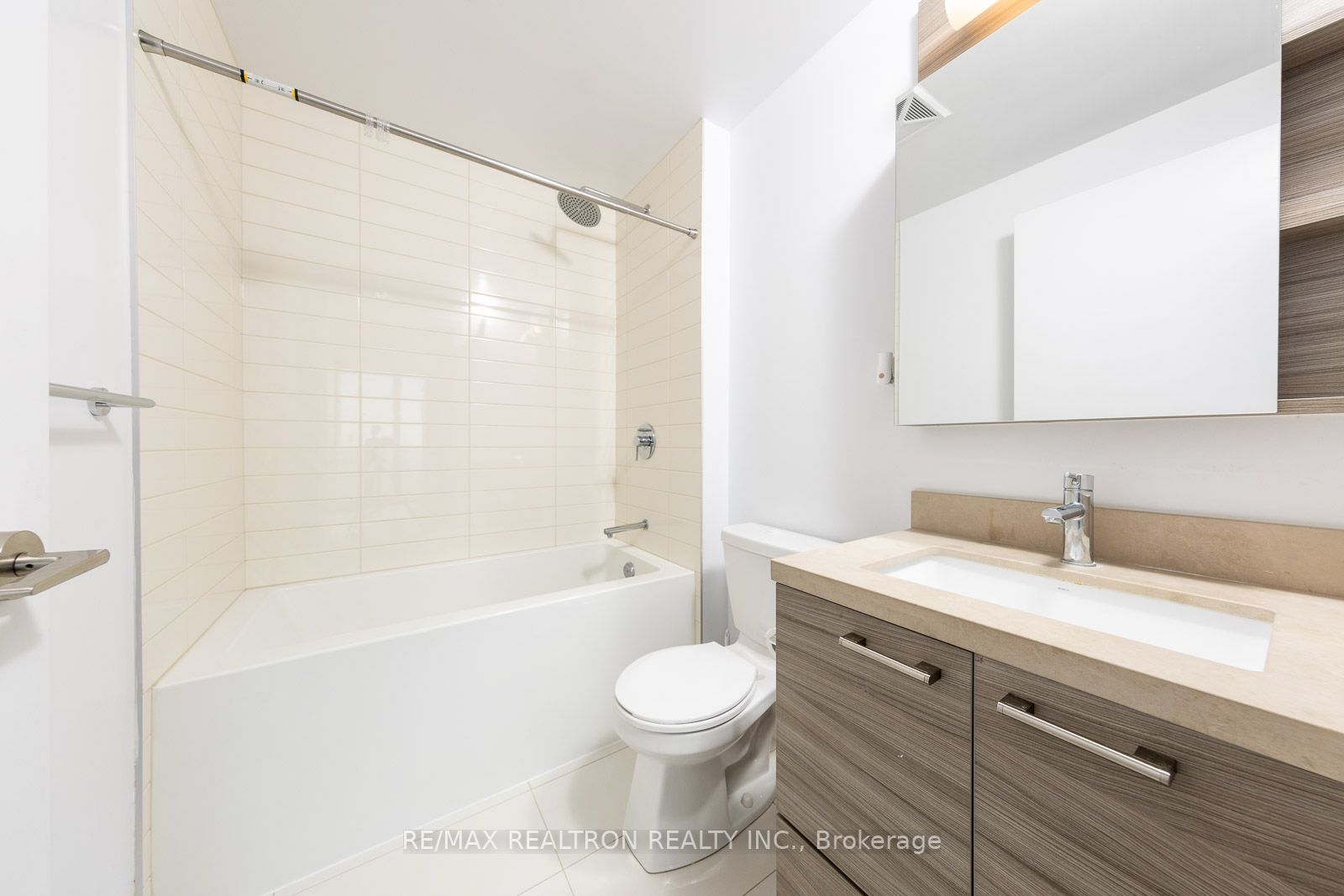 2221 Yonge St, #5008