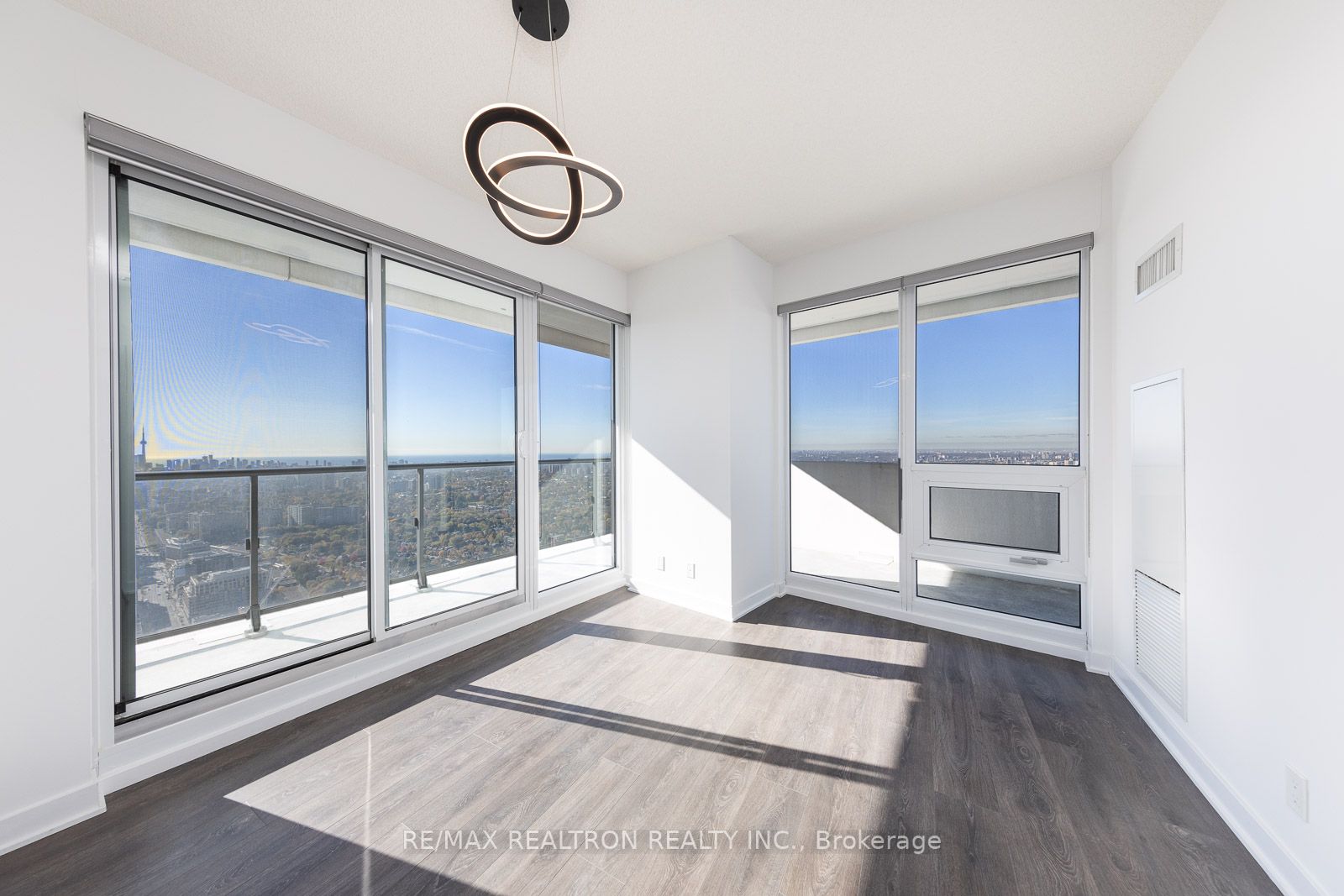 2221 Yonge St, #5008