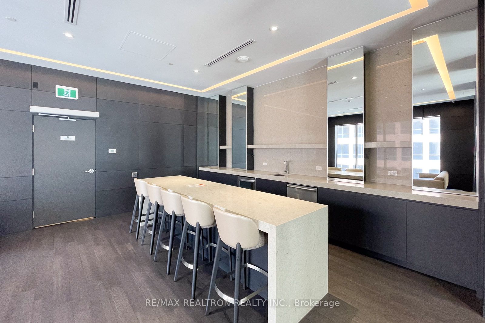 2221 Yonge St, #5008