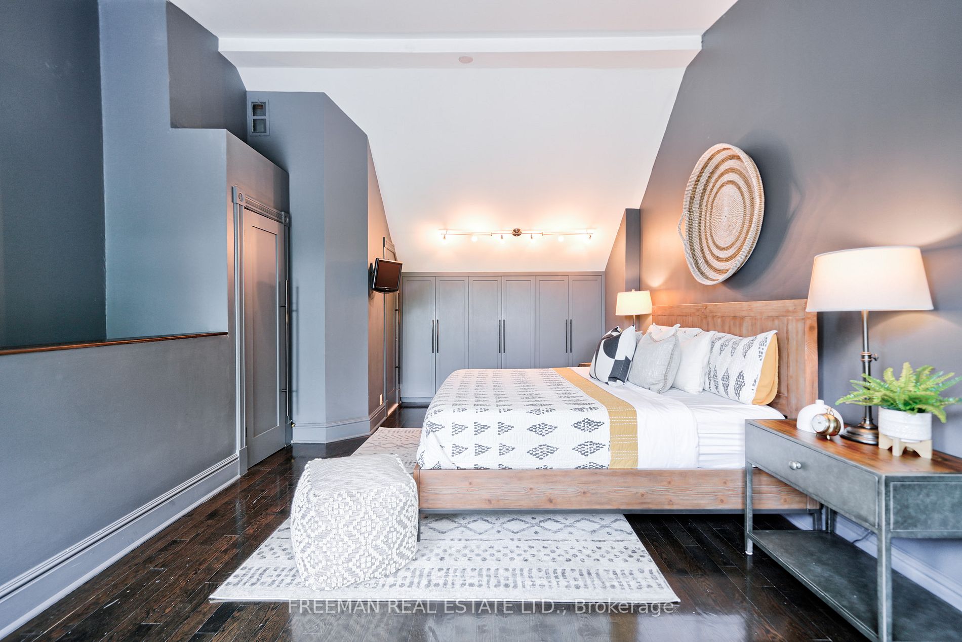 15 Laurier Ave