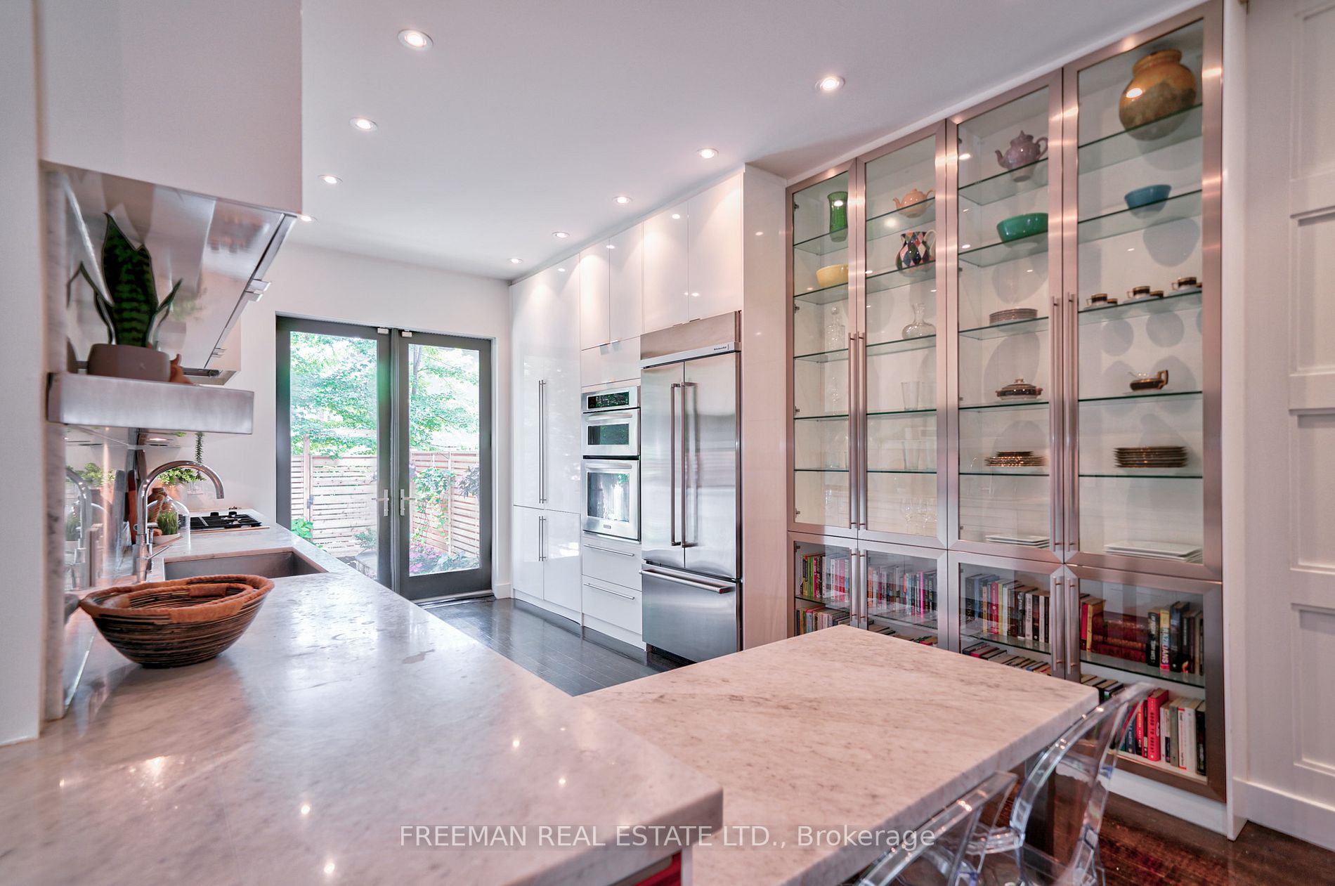 15 Laurier Ave