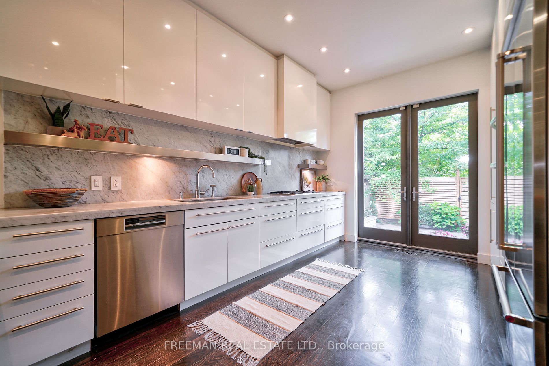 15 Laurier Ave