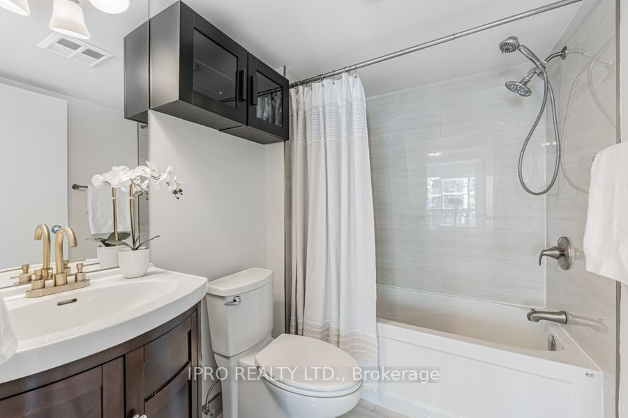 10 Yonge St, #1404