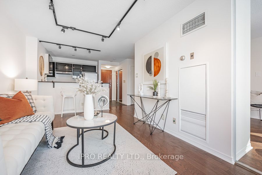 10 Yonge St, #1404