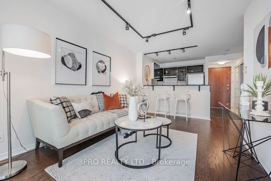 10 Yonge St, #1404