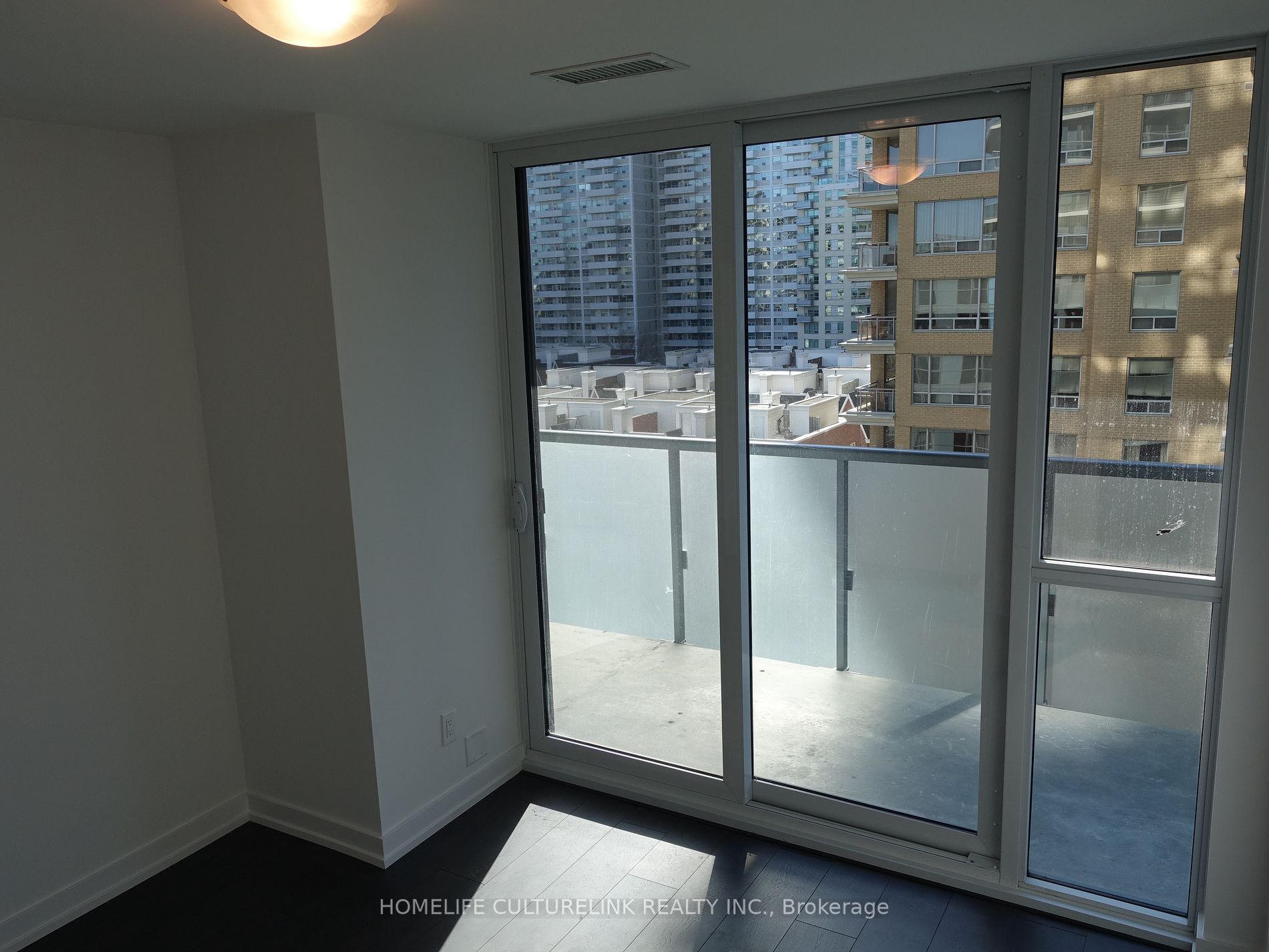 125 Redpath Ave, #711