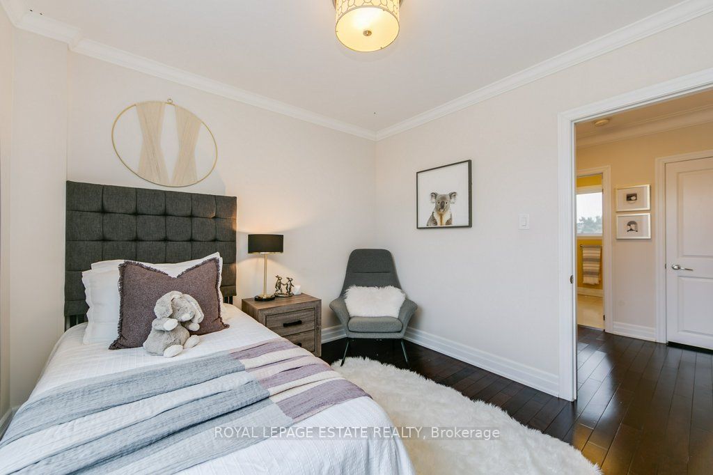 135 Varna Dr